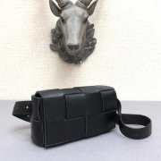 Bottega Veneta Belt Cassette bag in black - 3