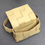 Bottega Veneta Belt Cassette bag in beige - 4