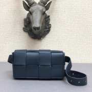 Bottega Veneta Belt Cassette bag in blue - 5