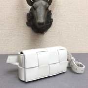 Bottega Veneta Belt Cassette bag in white - 2