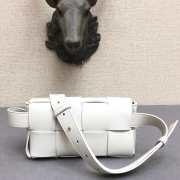 Bottega Veneta Belt Cassette bag in white - 3