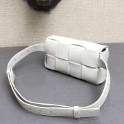 Bottega Veneta Belt Cassette bag in white - 5