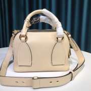 Chloe Small Daria day bag in grained & shiny calfskin beige - 4