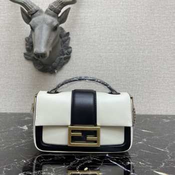 Fendi baguette chain white leather bag 19cm 8BR783