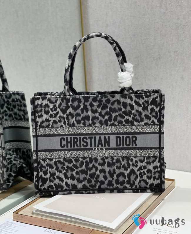 Dior Tote Book Maria Grazia Chiuri 36cm - 1