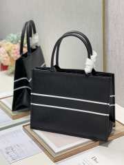 Dior tote book in black leather 36cm - 6