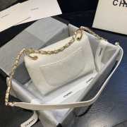 Chanel shoulder flap bag AS1459 in white - 4