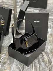 YSL LE 5 À 7 hobo patent leather bag  - 6