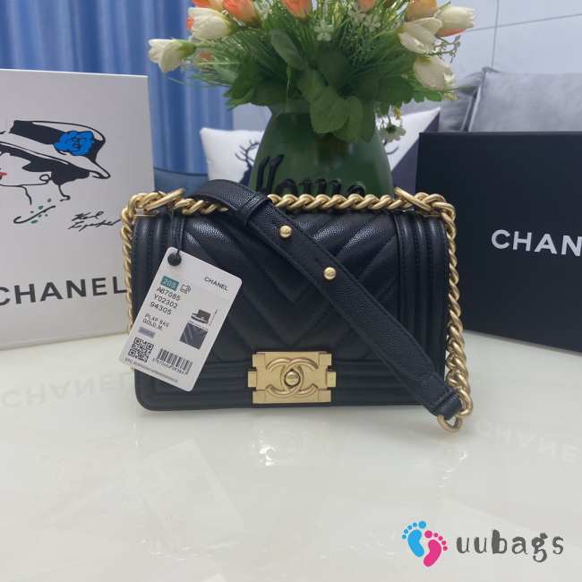 Chanel le boy caviar leather black v-vormig patroon gold hardware 20cm - 1