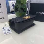 Chanel le boy caviar leather black v-vormig patroon gold hardware 20cm - 2