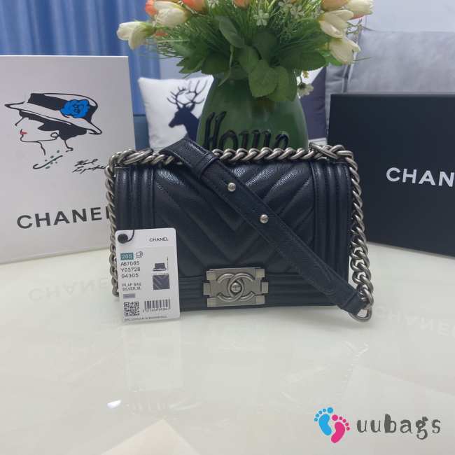 Chanel le boy caviar leather black v-vormig patroon silver hardware 20cm - 1