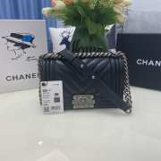 Chanel le boy caviar leather black v-vormig patroon silver hardware 20cm - 1