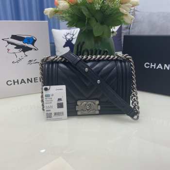 Chanel le boy caviar leather black v-vormig patroon silver hardware 20cm