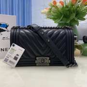 Chanel le boy caviar leather black v-vormig patroon black hardware 25cm - 1