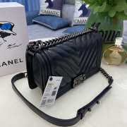 Chanel le boy caviar leather black v-vormig patroon black hardware 25cm - 3