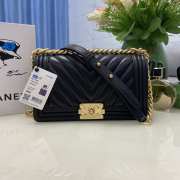 Chanel le boy caviar leather black v-vormig patroon gold hardware 25cm - 1