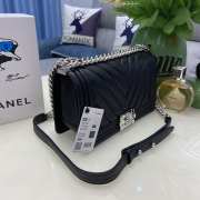 Chanel le boy caviar leather black v-vormig patroon light silver hardware 25cm - 3