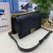 Chanel le boy caviar leather black v-vormig patroon retro gold hardware 25cm - 3