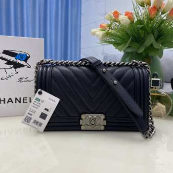 Chanel le boy caviar leather black v-vormig patroon silver hardware 25cm