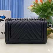 Chanel le boy caviar leather black v-vormig patroon silver hardware 25cm - 2