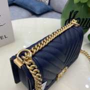 Chanel le boy caviar leather dark blue v-vormig patroon gold hardware 25cm - 3