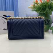 Chanel le boy caviar leather dark blue v-vormig patroon gold hardware 25cm - 2