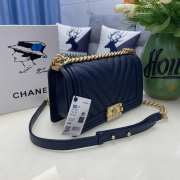 Chanel le boy caviar leather dark blue v-vormig patroon gold hardware 25cm - 4