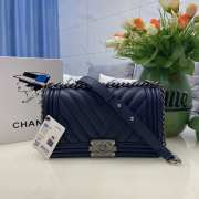 Chanel le boy caviar leather dark blue v-vormig patroon silver hardware 25cm - 1