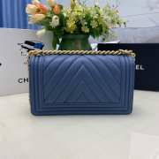 Chanel le boy caviar leather Indigo v-vormig patroon gold hardware 25cm - 4