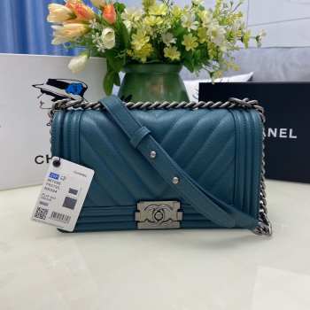 Chanel le boy caviar leather blue v-vormig patroon silver hardware 25cm