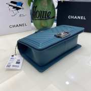 Chanel le boy caviar leather blue v-vormig patroon silver hardware 25cm - 3