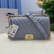 Chanel le boy caviar leather light blue v-vormig patroon gold hardware 25cm - 1