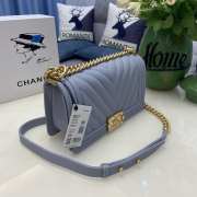 Chanel le boy caviar leather light blue v-vormig patroon gold hardware 25cm - 3