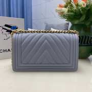 Chanel le boy caviar leather light blue v-vormig patroon gold hardware 25cm - 4