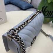 Chanel le boy caviar leather light blue v-vormig patroon silver hardware 25cm - 2