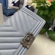 Chanel le boy caviar leather light blue v-vormig patroon silver hardware 25cm - 4