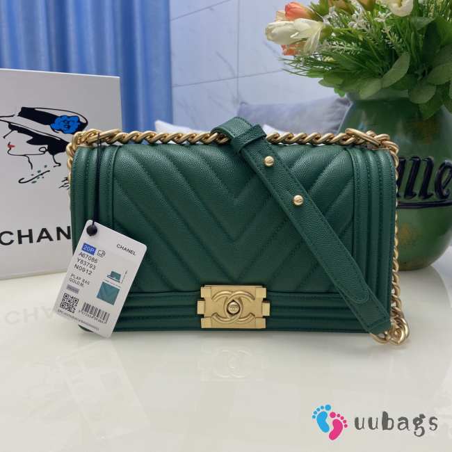 Chanel le boy caviar leather green v-vormig patroon gold hardware 25cm - 1