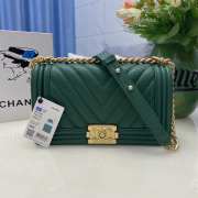 Chanel le boy caviar leather green v-vormig patroon gold hardware 25cm - 1