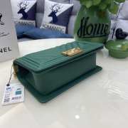 Chanel le boy caviar leather green v-vormig patroon gold hardware 25cm - 2