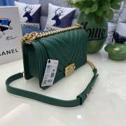 Chanel le boy caviar leather green v-vormig patroon gold hardware 25cm - 3