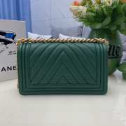 Chanel le boy caviar leather green v-vormig patroon gold hardware 25cm - 4