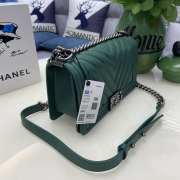 Chanel le boy caviar leather green v-vormig patroon silver hardware 25cm - 2