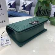 Chanel le boy caviar leather green v-vormig patroon silver hardware 25cm - 3