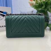 Chanel le boy caviar leather green v-vormig patroon silver hardware 25cm - 4