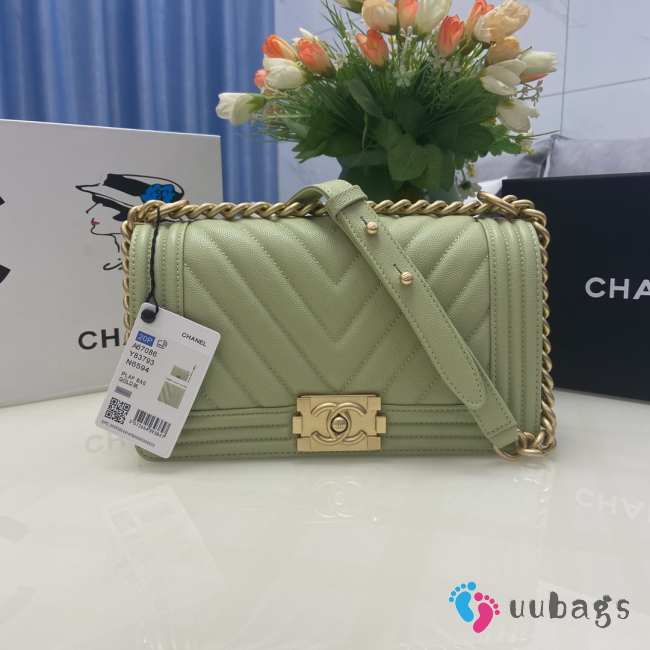 Chanel le boy caviar leather light green v-vormig patroon gold hardware 25cm - 1