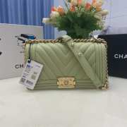 Chanel le boy caviar leather light green v-vormig patroon gold hardware 25cm - 1