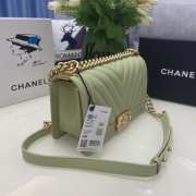 Chanel le boy caviar leather light green v-vormig patroon gold hardware 25cm - 2