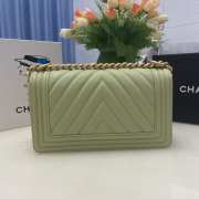 Chanel le boy caviar leather light green v-vormig patroon gold hardware 25cm - 3