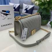 Chanel le boy caviar leather grey v-vormig patroon gold hardware 25cm - 4