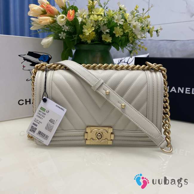 Chanel le boy caviar leather white v-vormig patroon gold hardware 25cm - 1